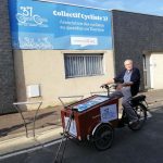 Jean pilotant le tout nouveau vélo-cargo du Collectif Cycliste 37.