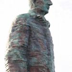 La statue du général De Gaulle, à Saint-Cyr-sur-Loire : une statue en bronze vert (2,40 m de haut, 500 kg) œuvre de l'artiste Michel Audiard.
