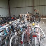 Les vélos donnés par les Tourangeaux dans leur nouveau lieu de stockage.