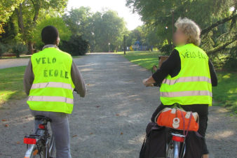 Les débuts de la vélo-école du Collectif Cycliste 37 sur la base de cours individuels dans des parcs et jardins de l'agglomération tourangelle. Ici, Agnès avec une élève dans le parc de la Rabière, à Joué-lès-Tours au début des années 2010.