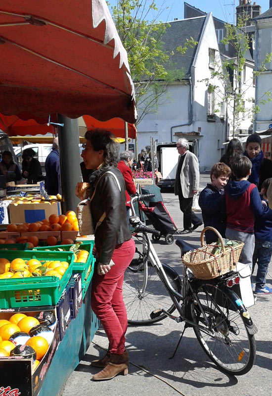 Au marché des Halles, à Tours. Vélo pratique !