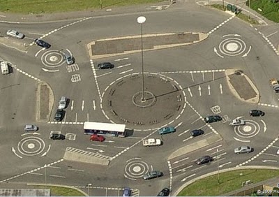 Le «Magic Roundabout», à Swindon, Angleterre. http://fr.wikipedia.org/wiki/Man%C3%A8ge_enchant%C3%A9_%28Swindon%29
