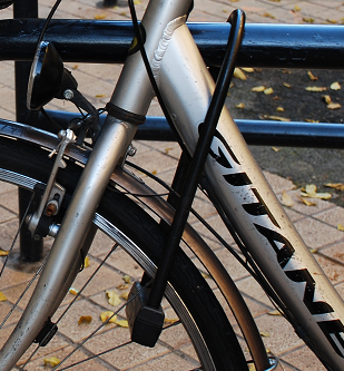 Antivol en U attachant le cadre du vélo, la roue avant à un arceau vélo (point fixe). @CC37