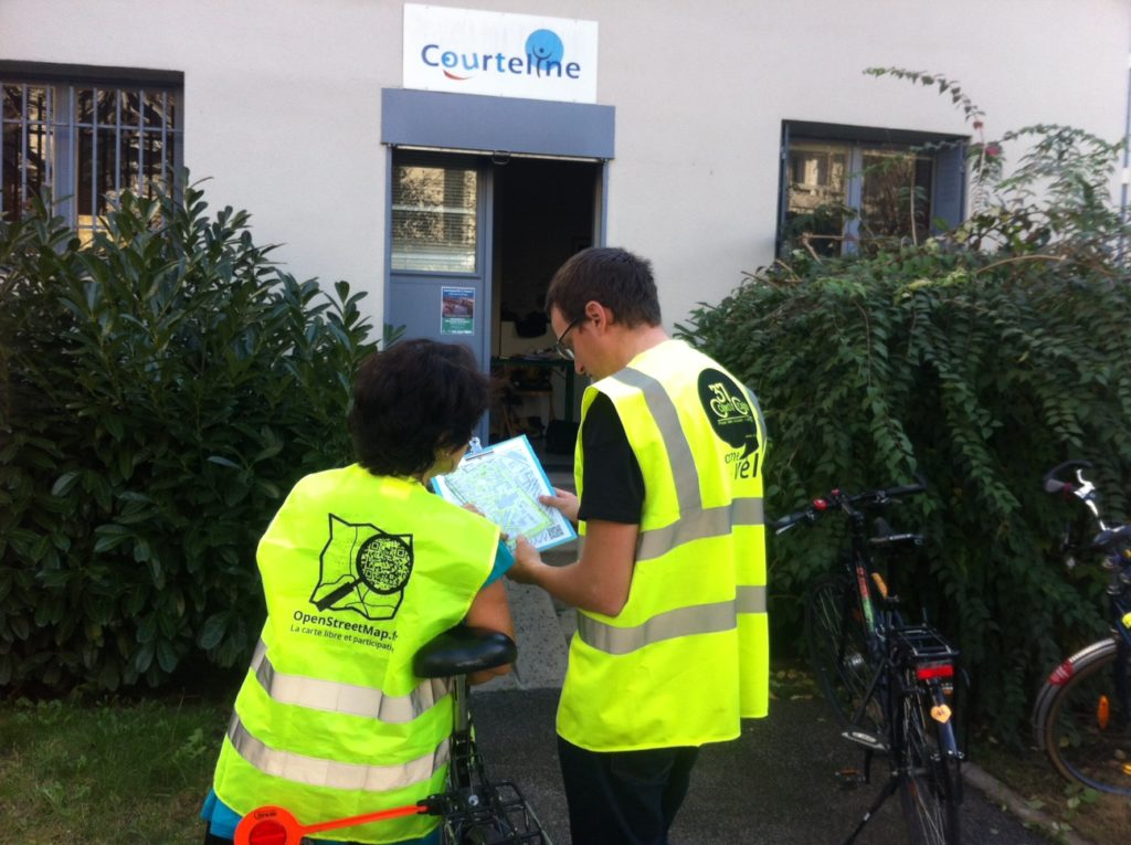 Les arpenteurs peuvent venir à n'importe quel moment de la journée venir chercher une zone à parcourir, aller sur le terrain et revenir transmettre les données récoltées à ceux qui pourront les saisir sur la carte Openstreetmap.