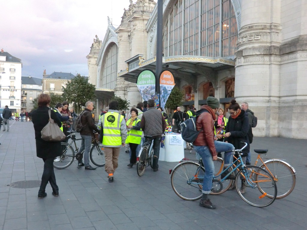 Animation "Cyclistes brillez !" réalisée à la gare de Tours en novembre 2014 en partenariat avec Tour(s)Plus. @CC37, 2014.