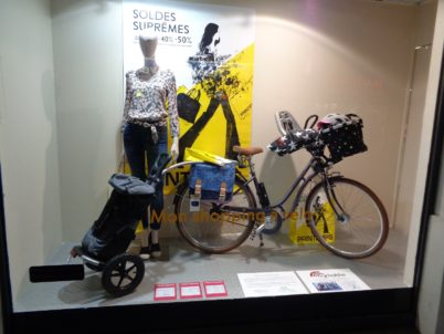 « Mon shopping à vélo » : des photos de l’exposition au Printemps de Tours