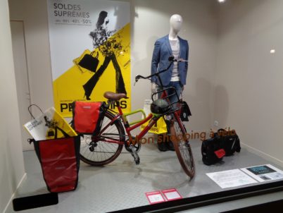 Faire ses courses à vélo : une exposition au Printemps de Tours