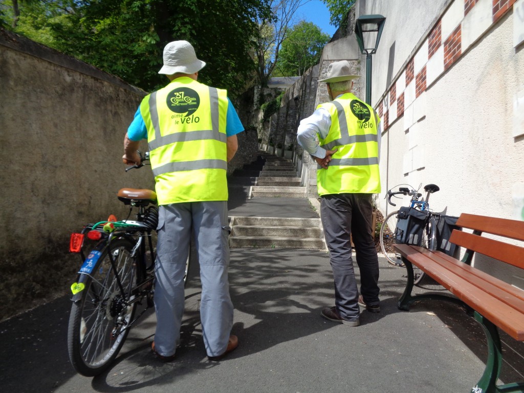 Visite de terrain lors d'une précédente étude sur le passage des Cents-Marches à Saint-Cyr-sur-Loire. 