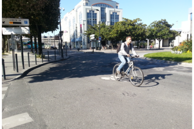 Quel positionnement des cyclistes dans les giratoires ?