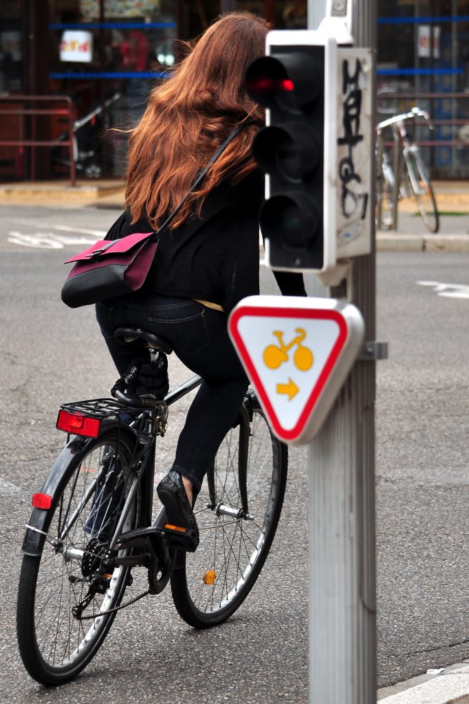 Un feu tricolore équipé d’un cédez-le-passage cycliste au feu, appelé le plus souvent "tourne à droite".