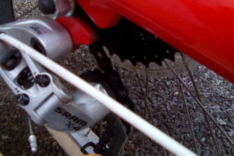 Dérailleur arrière SRAM X4 sur un vélo allongé Yuba Bike. @CC37