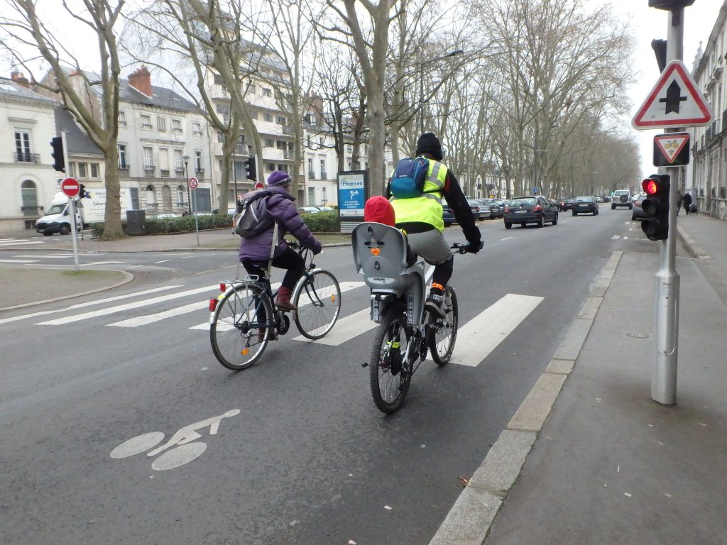 Cédez-le-passage cycliste au feu boulevard Heurteloup à Tours