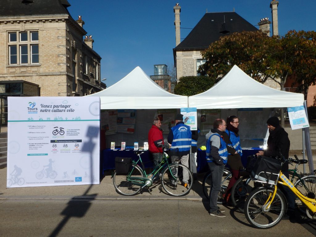 Vue du stand Tours Métropole Val de Loire/Collectif Cycliste 37 devant l'hôtel de ville de Saint-Pierre-des-Corps.