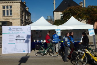 Vue du stand Tours Métropole Val de Loire/Collectif Cycliste 37 devant l'hôtel de ville de Saint-Pierre-des-Corps.