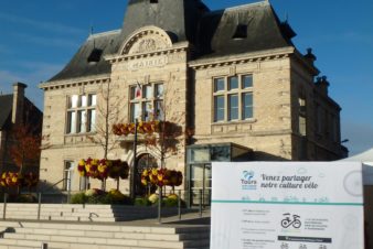 Vue partielle du stand Tours Métropole Val de Loire/Collectif Cycliste 37 devant l'hôtel de ville de Saint-Pierre-des-Corps.