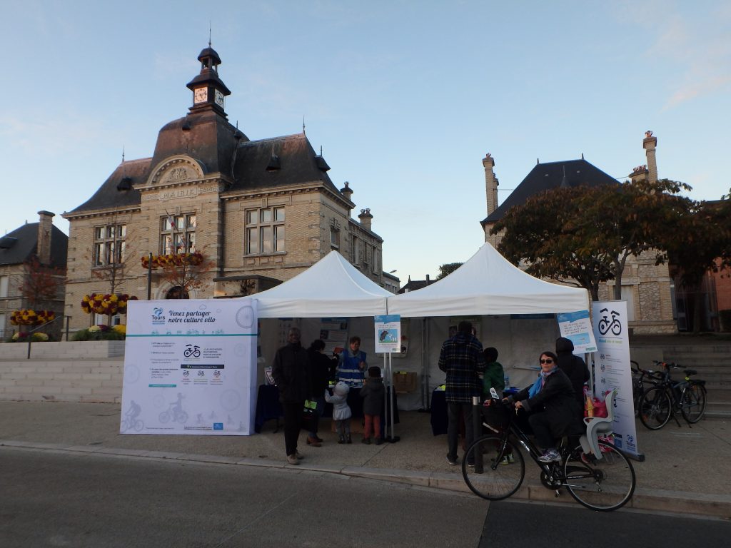 Vue du stand Tours Métropole Val de Loire/Collectif Cycliste 37 devant l'hôtel de ville de Saint-Pierre-des-Corps.