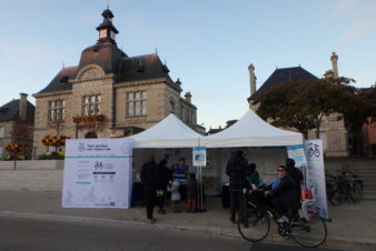 Vue du stand Tours Métropole Val de Loire/Collectif Cycliste 37 devant l'hôtel de ville de Saint-Pierre-des-Corps.