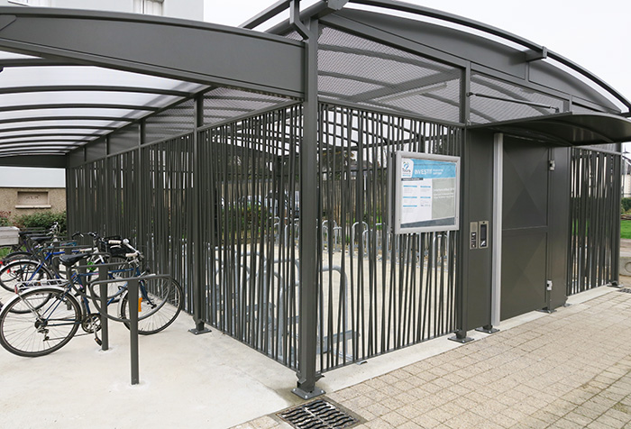 Parc à vélo de la gare SNCF de Saint-Pierre-des-Corps. @CC37, 2018.