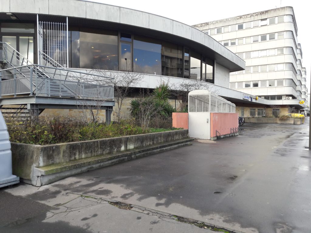 Vue extérieure de la salle du Champ Girault, 8 rue Jean-Baptiste Jacquemin, à Tours.