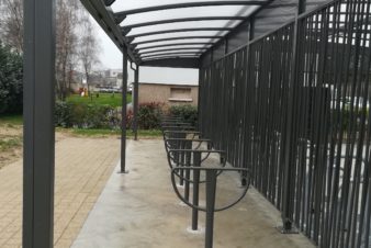 Abris vélo sécurisé devant la gare SNCF de Saint-Pierre-des-Corps. @CC37 - photo David Sellin