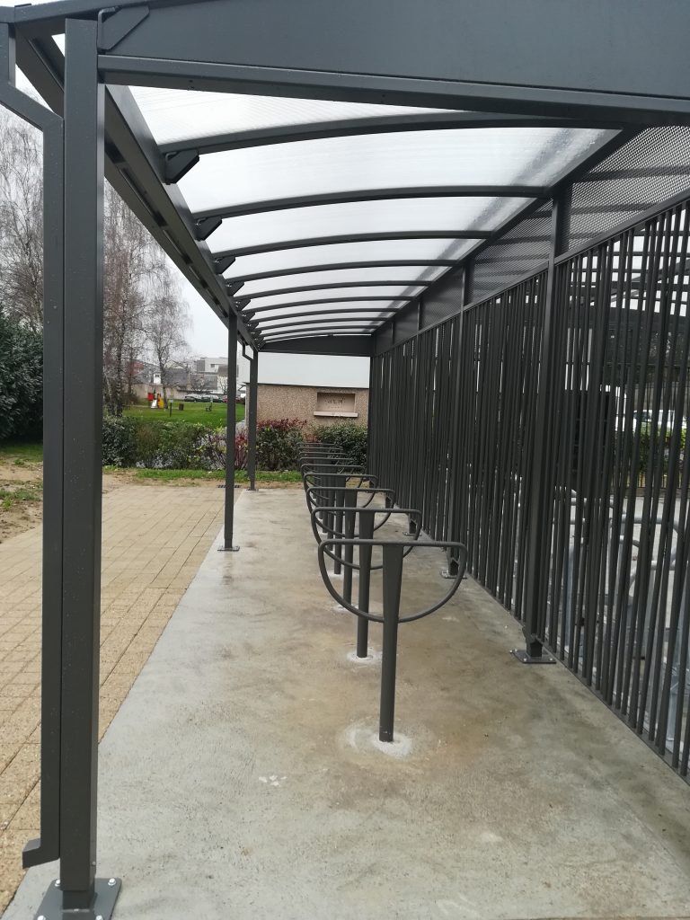 Abris vélo sécurisé devant la gare SNCF de Saint-Pierre-des-Corps. @CC37 - photo David Sellin