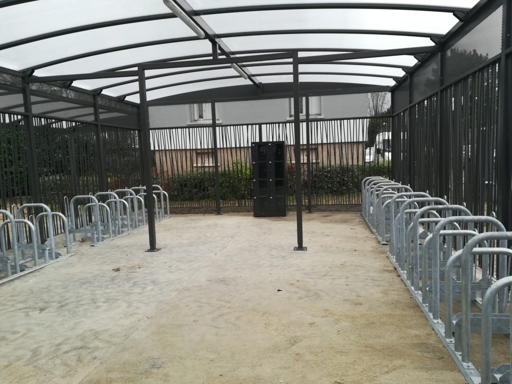 Abris vélo sécurisé devant la gare SNCF de Saint-Pierre-des-Corps. @CC37 - photo David Sellin