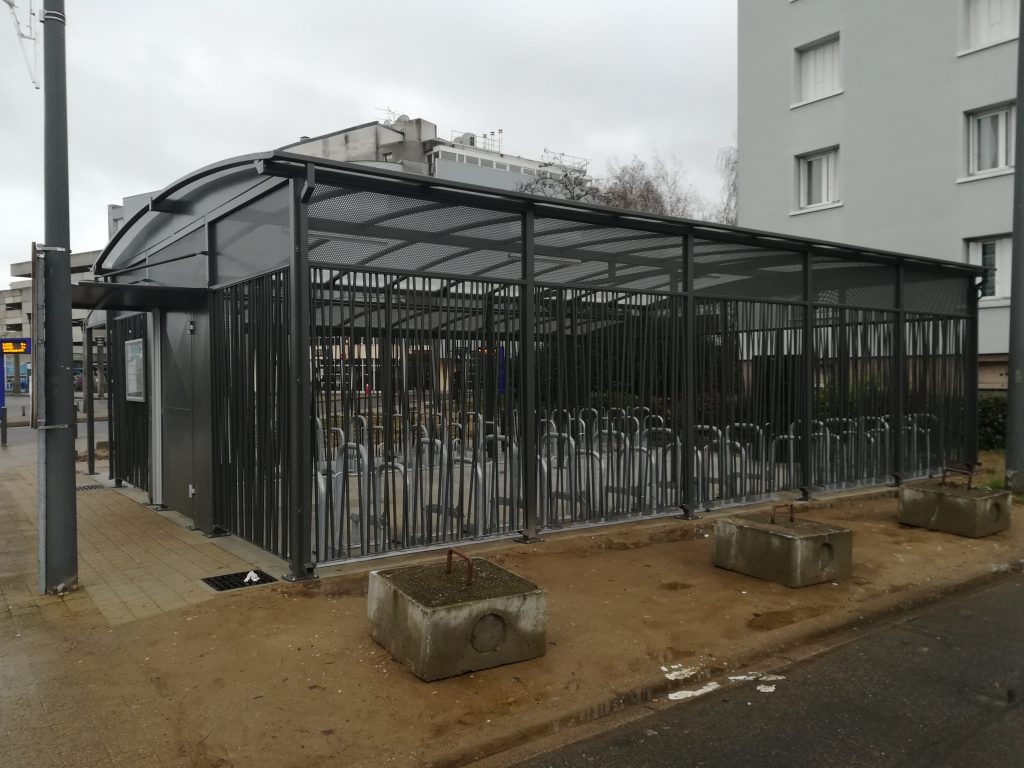 Abris vélo sécurisé devant la gare SNCF de Saint-Pierre-des-Corps. @CC37 - photo David Sellin