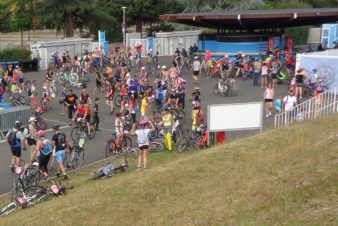 Passage des participants de la première édition de Vélotour (2018) au stade des Rives-du-Cher, à Tours. @CC37