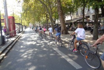 Groupe de cyclistes place Jean Jaurès à Tours. @CC37, 2018.