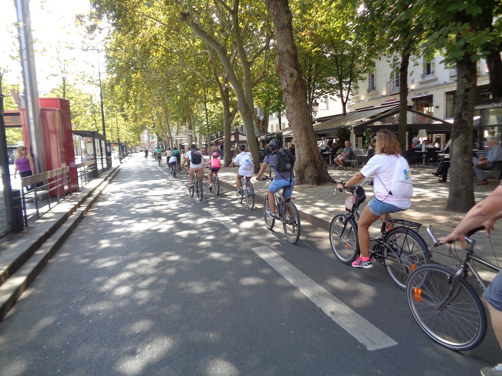 Groupe de cyclistes place Jean Jaurès à Tours. @CC37, 2018.