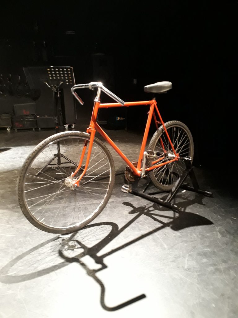 Le vélo, désormais réparé grâce au Collectif Cycliste 37, est maintenant sur scène et fera son premier spectacle dimanche 9 septembre !