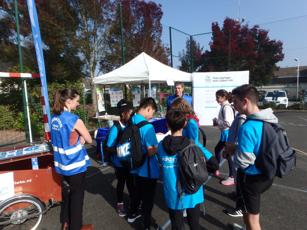 Arrivée d'une équipe sur le stand de Tours Métropole Val de Loire et du CC37. 