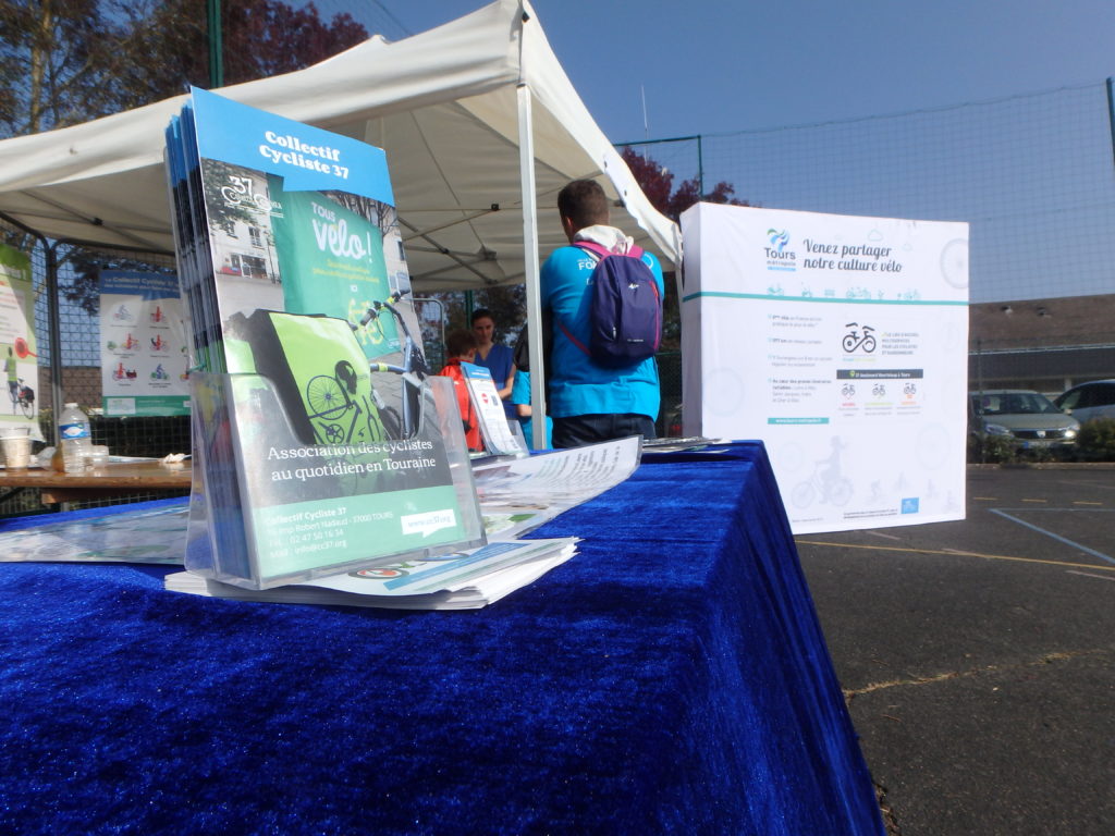 Le stand Tours Métropole Val de Loire / CC37.