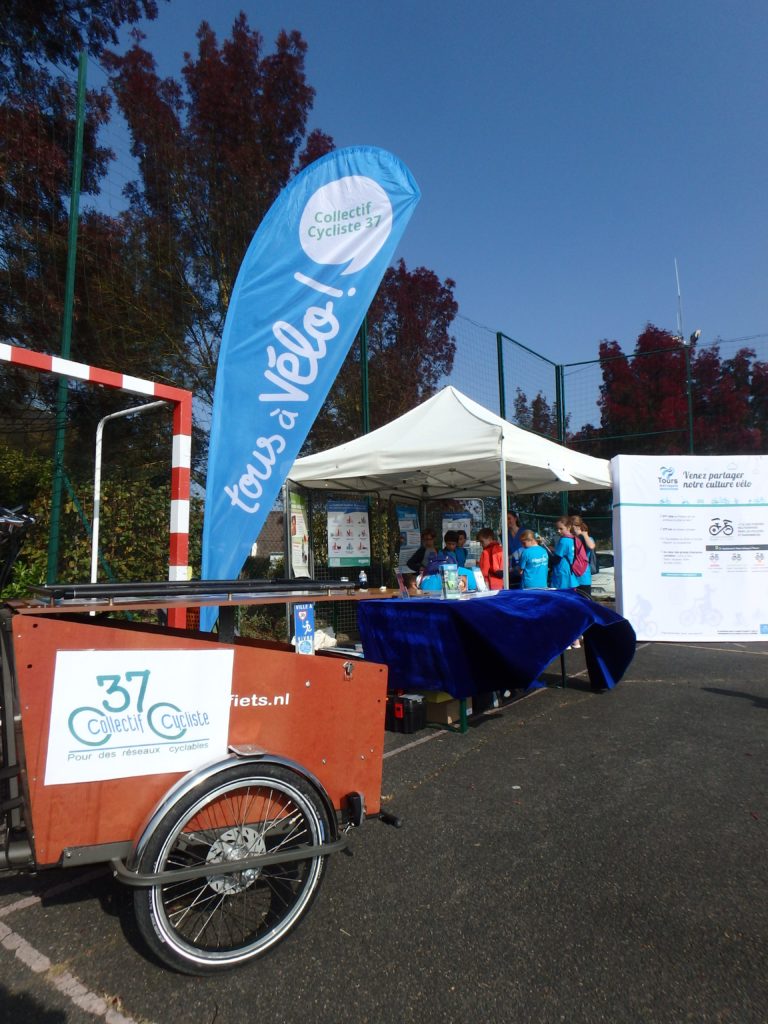 Le stand Tours Métropole Val de Loire / CC37.