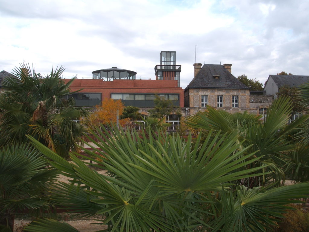 Vue de la bibliothèque municipale de Saint-Pierre-des-Corps depuis le square Line Porcher. @CC37