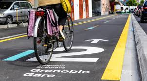 Chronovélo est le nouveau réseau cyclable structurant de la Métropole de Grenoble. Lancé en juin 2017, il sera composé à l'horizon 2020 de 4 axes totalisant 40 km de liaisons cyclables entre les communes de la Métropole. @Grenoble-Alpes-Métropole.