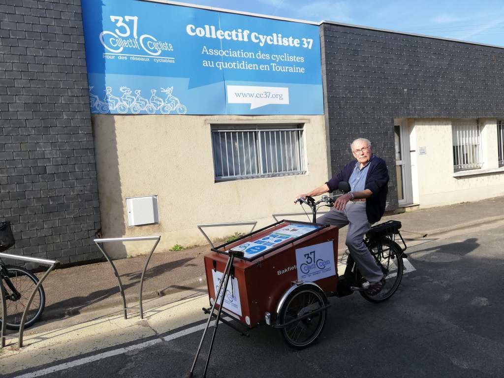 Jean pilotant le tout nouveau vélo-cargo du Collectif Cycliste 37.