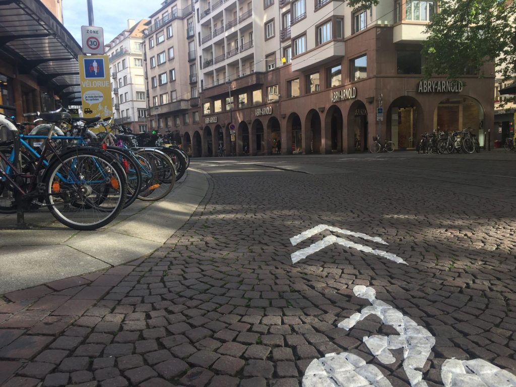 Signalisation au sol d’une vélorue à Strasbourg. (Photo RG / Rue89 Strasbourg)