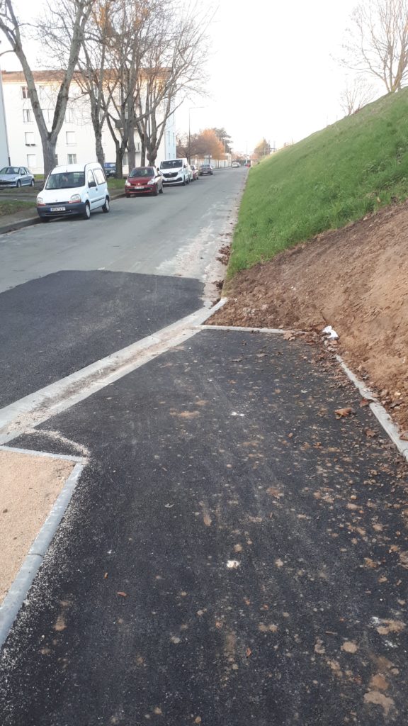 Tours : la nouvelle rampe de Rochepinard/Beaujardin : le bas de la rampe et la partie sud de la rue Estienne d'Orves.