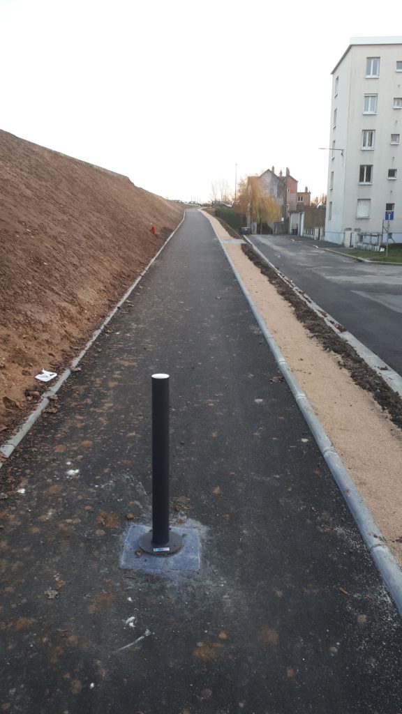 Tours : la nouvelle rampe de Rochepinard/Beaujardin : le bas de la rampe et son potelet.