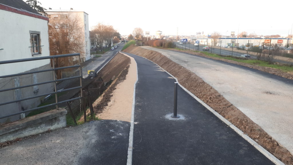 Tours : la nouvelle rampe de Rochepinard/Beaujardin : le haut de la rampe et la vue sur l'A10 et les Atlantes.