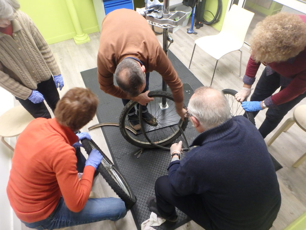 Formation mécanique vélo de base "Savoir réparer une crevaison"à l'Accueil Vélo et Rando, Tours. @CC37