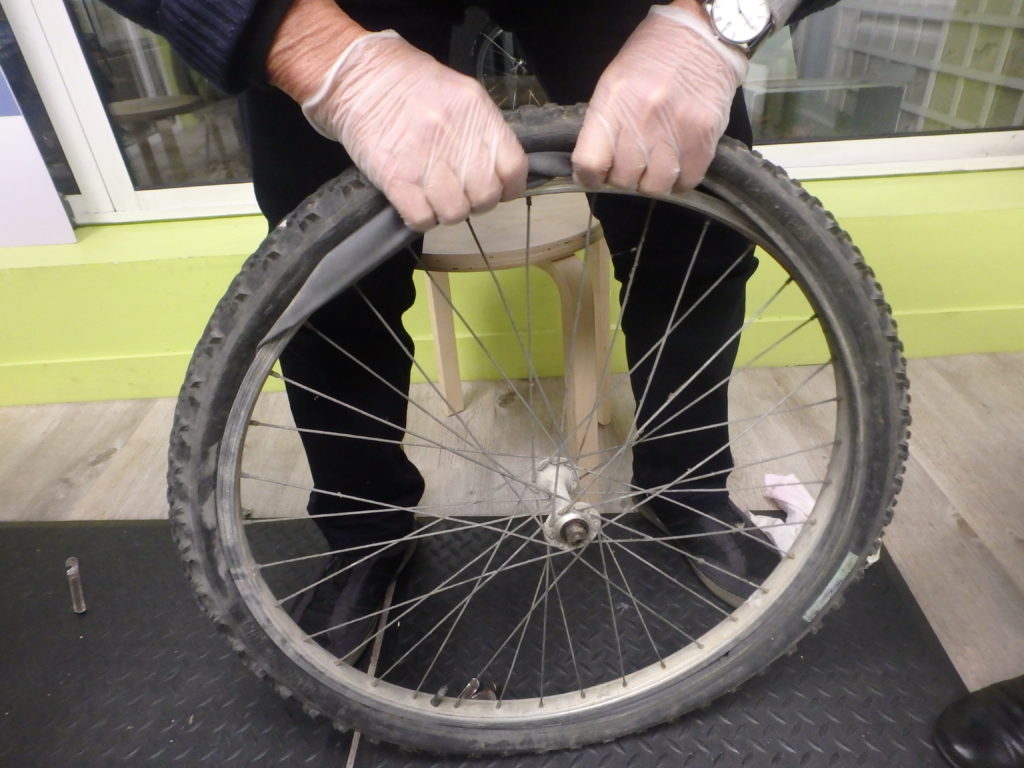 Formation mécanique vélo de base "Savoir réparer une crevaison"à l'Accueil Vélo et Rando, Tours. @CC37