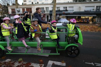 En Normandie, un vélo-bus de ramassage scolaire… où les enfants pédalent !