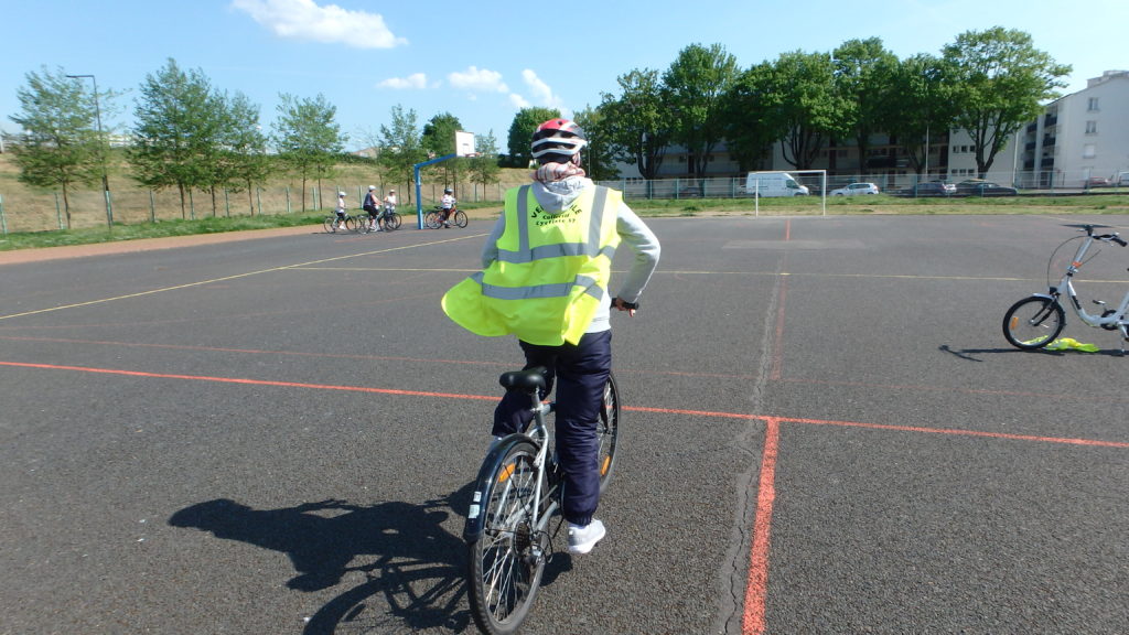 Une élève de la vélo-école s'exerçant au lever de selle. ©CC37 - photo Fabien Frugier