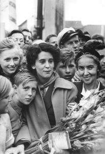 Raymonde Dien à Berlin-Est, en août 1951. @Bundesarchiv Bild 183-11500-0846, Berlin, III. Weltfestspiele, Eröffnungsfeier, Raymonde Dien.