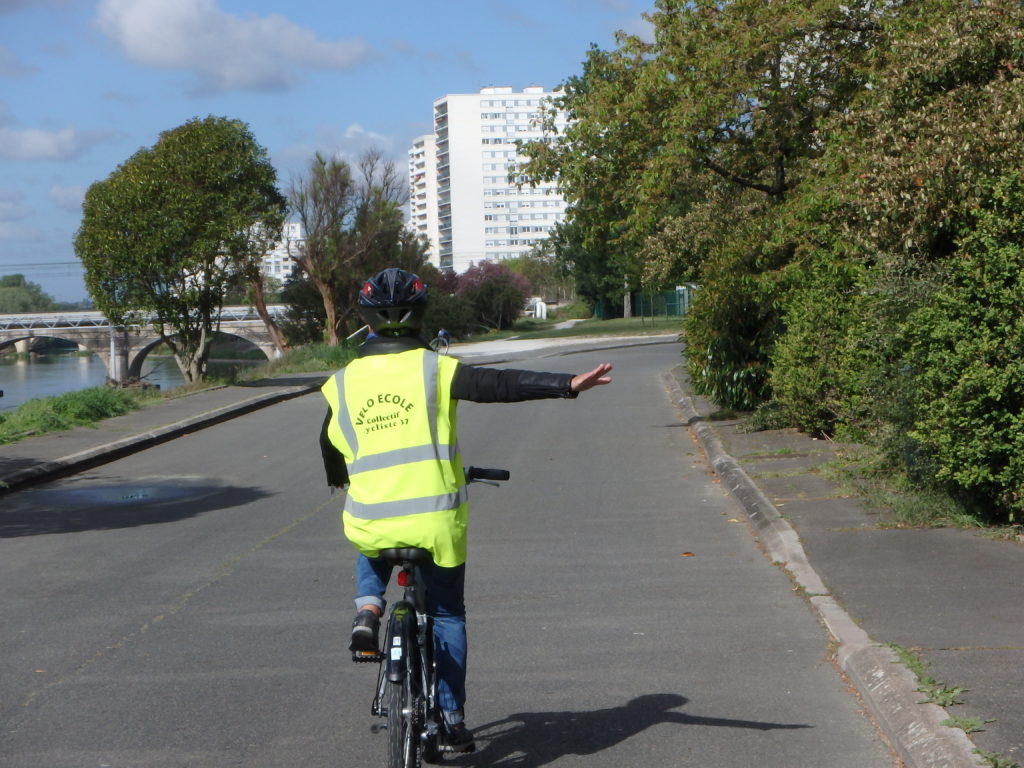 Cours de vélo-école pour adultes sur les bords du Cher, à Tours.