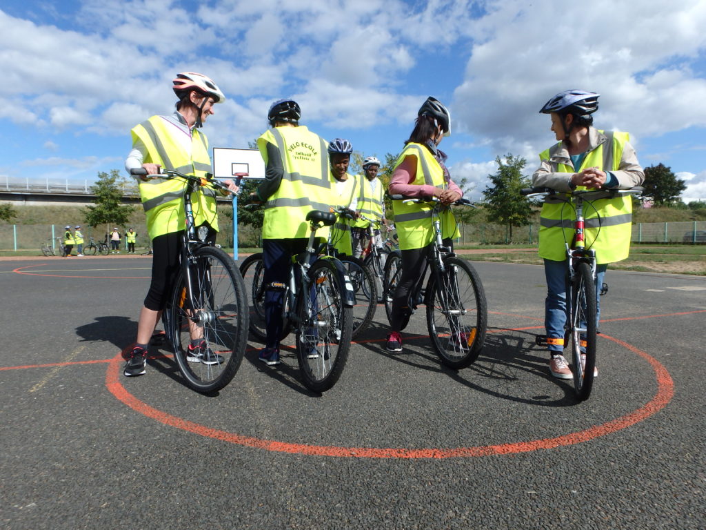 Des élèves de la vélo-école à l'exercice : arrêt de précision à plusieurs dans un cercle. ©CC37 - photo Fabien Frugier