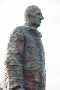 La statue du général De Gaulle, à Saint-Cyr-sur-Loire : une statue en bronze vert (2,40 m de haut, 500 kg) œuvre de l'artiste Michel Audiard.