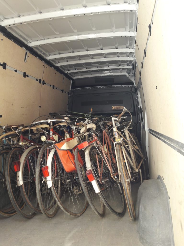 Vélos donnés par les Tourangeaux en route vers leur nouveau lieu de stockage.